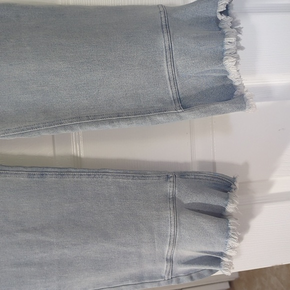 NWT HUE Light Wash Frayed Hem Women Pullon to Denim Skimmer Leggings (Medium) - Picture 7 of 12